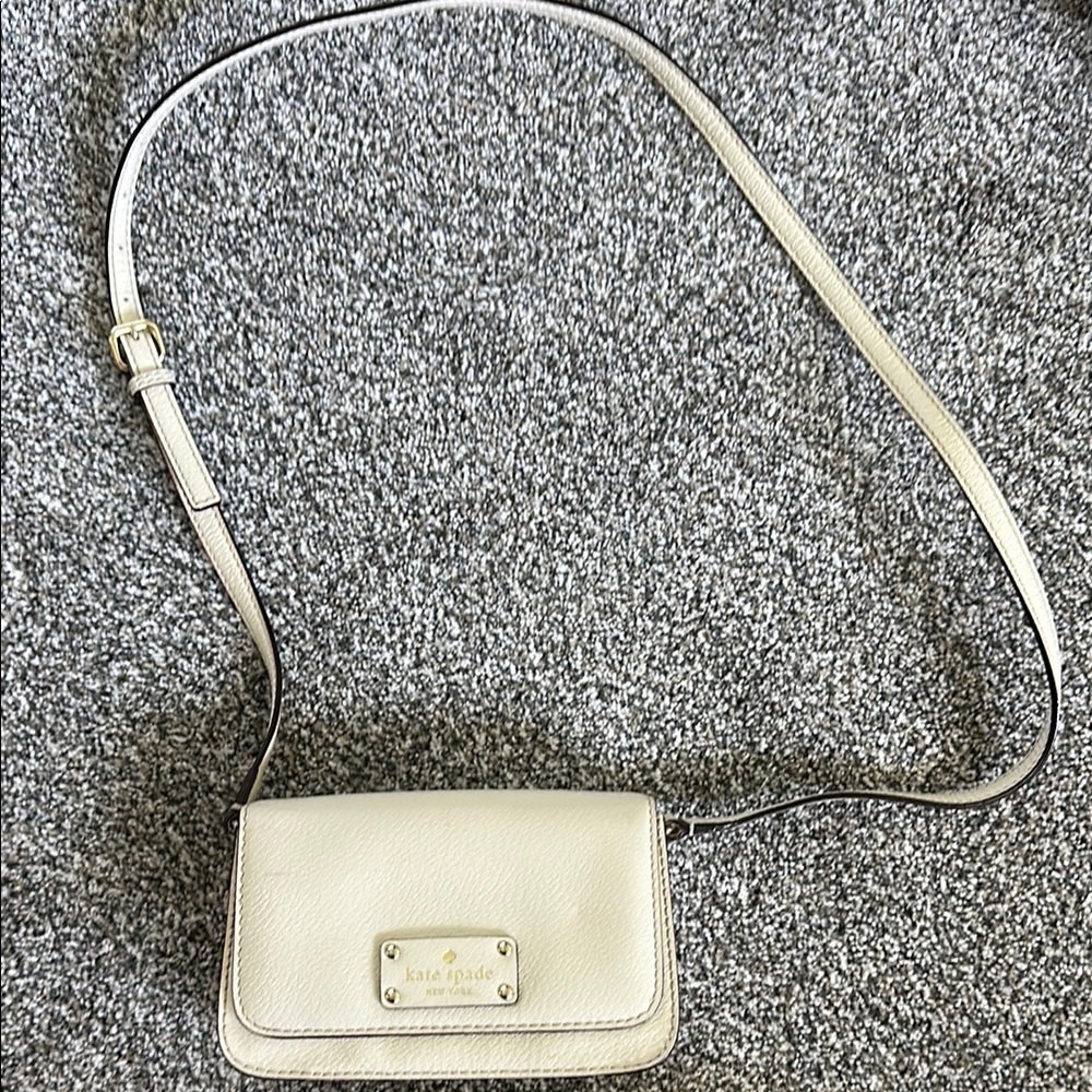 Kate Spade Cream Crossbody Bag with Sleek Design - Picture 2 of 4